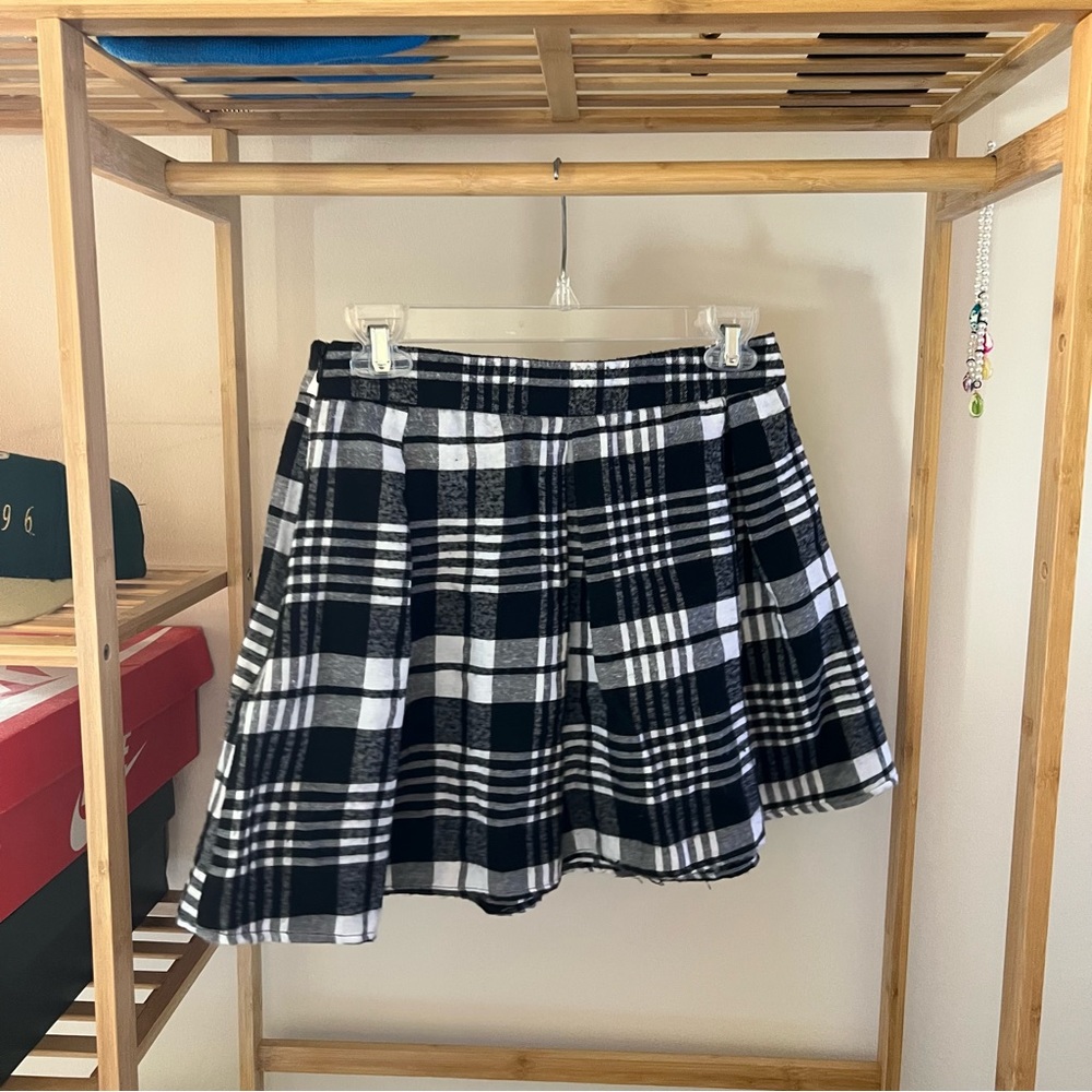 BLACK & WHITE PLEATED MINI SKIRT
